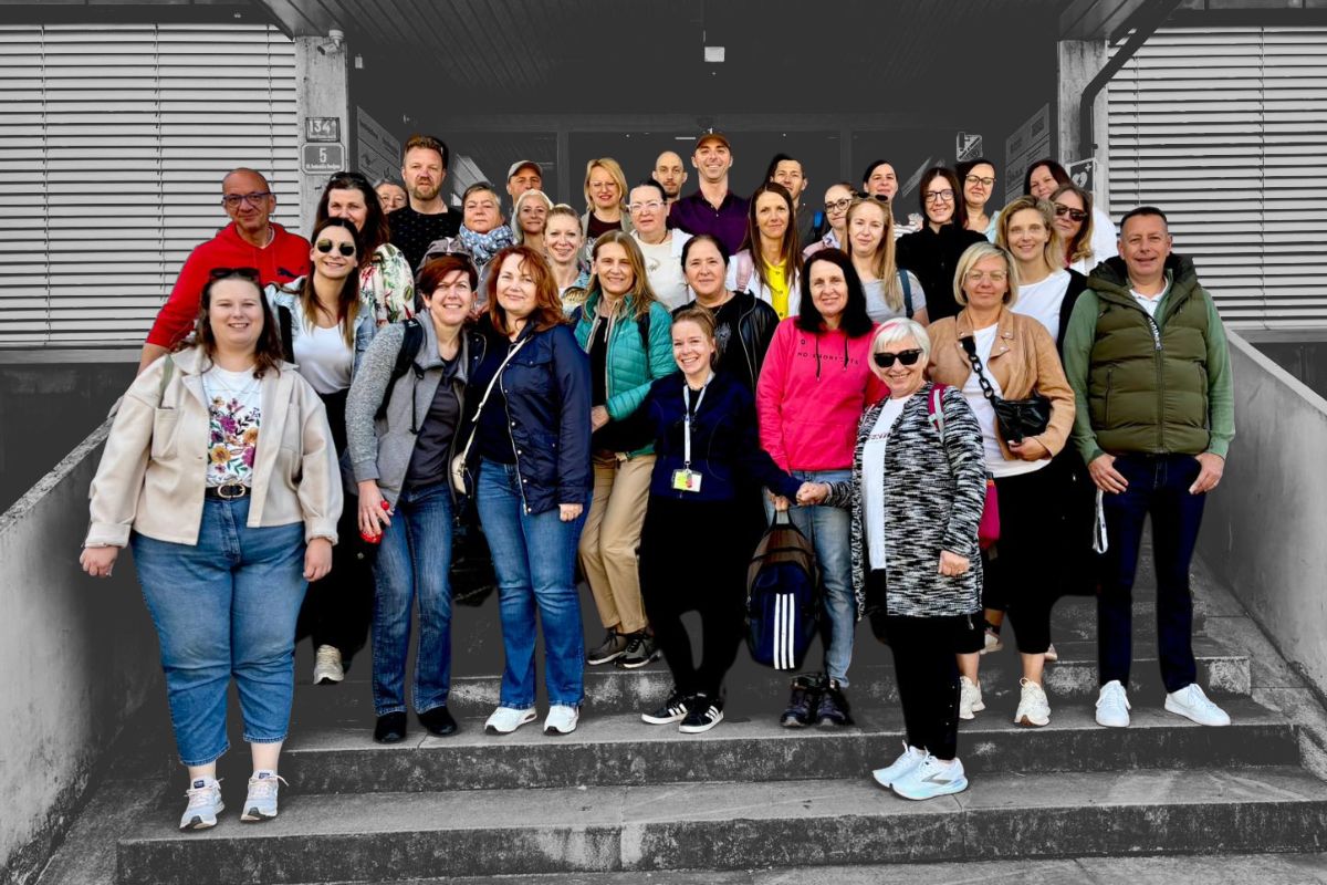 Zaposleni pred Javnim zavodom Cene Štupar - CILJ, direktorjev dan 2026.
